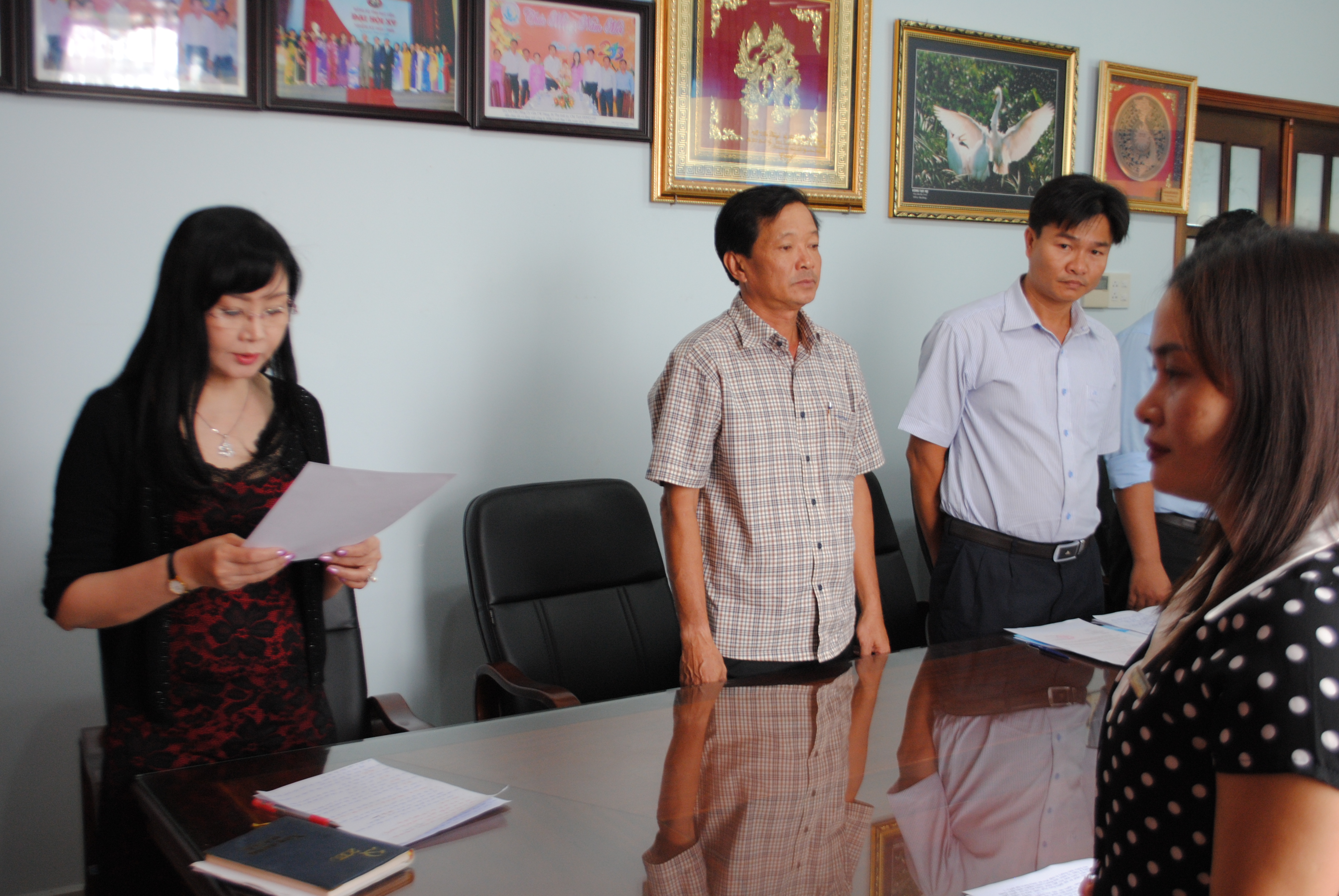 Bí thư chi bộ đọc quyết địnhkết nạp đảng viên mới