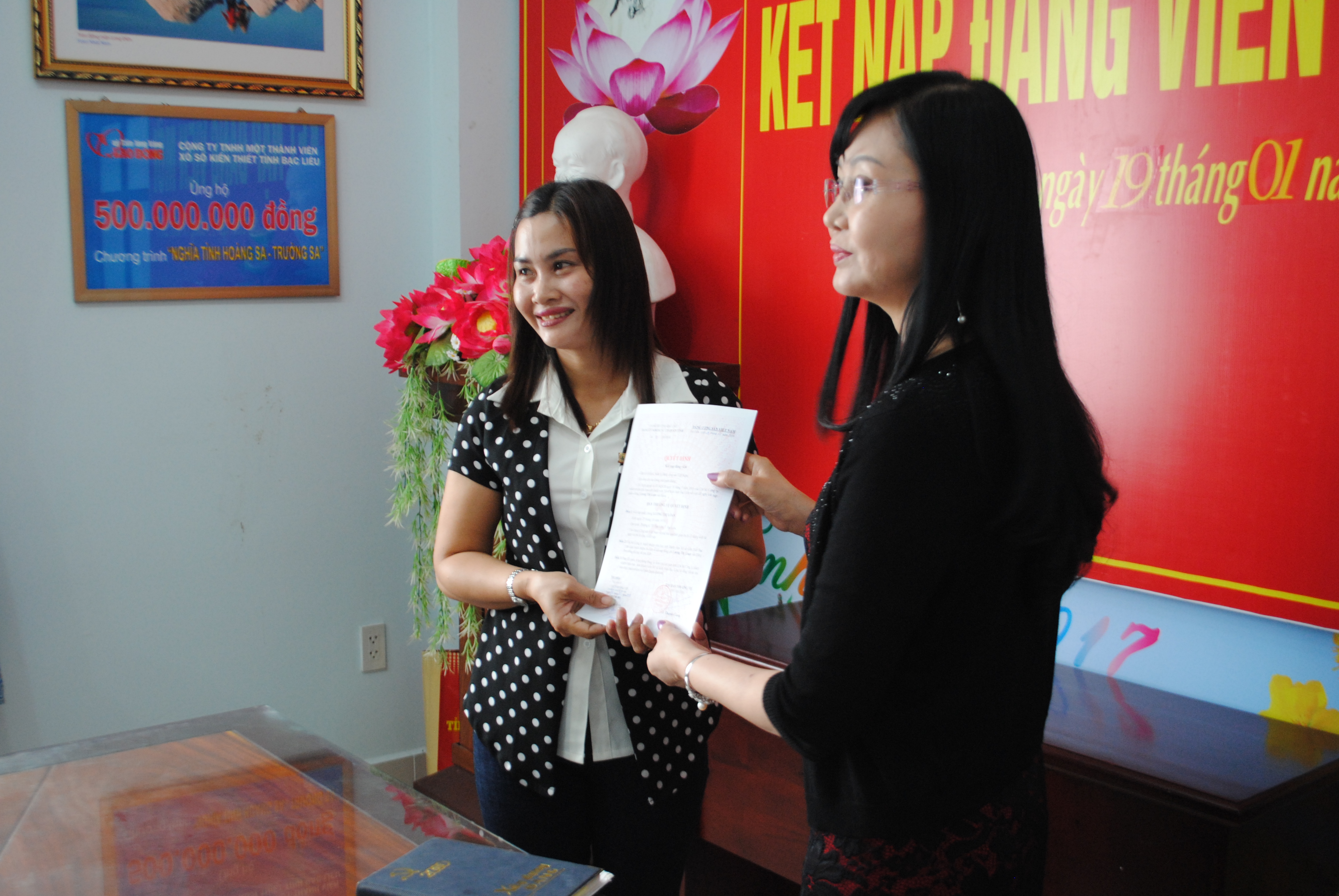 Bí Thư chi bộ trao quyết định kết nạp đảng